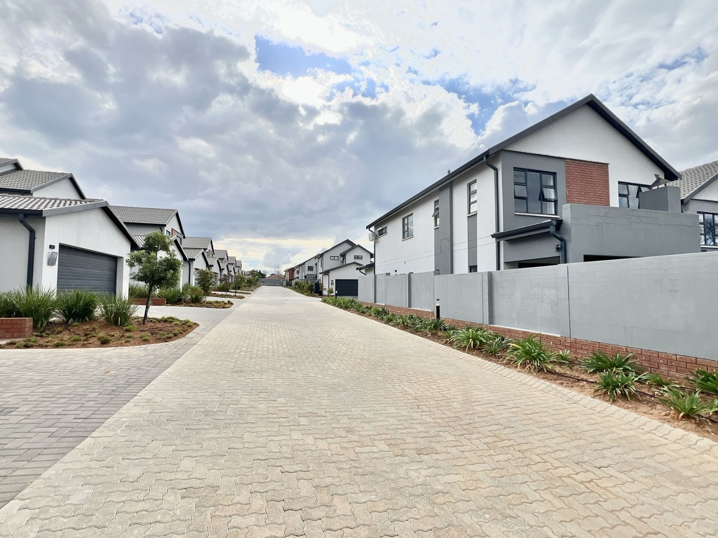 Modern Family Home in Sagewood, Broadacres!